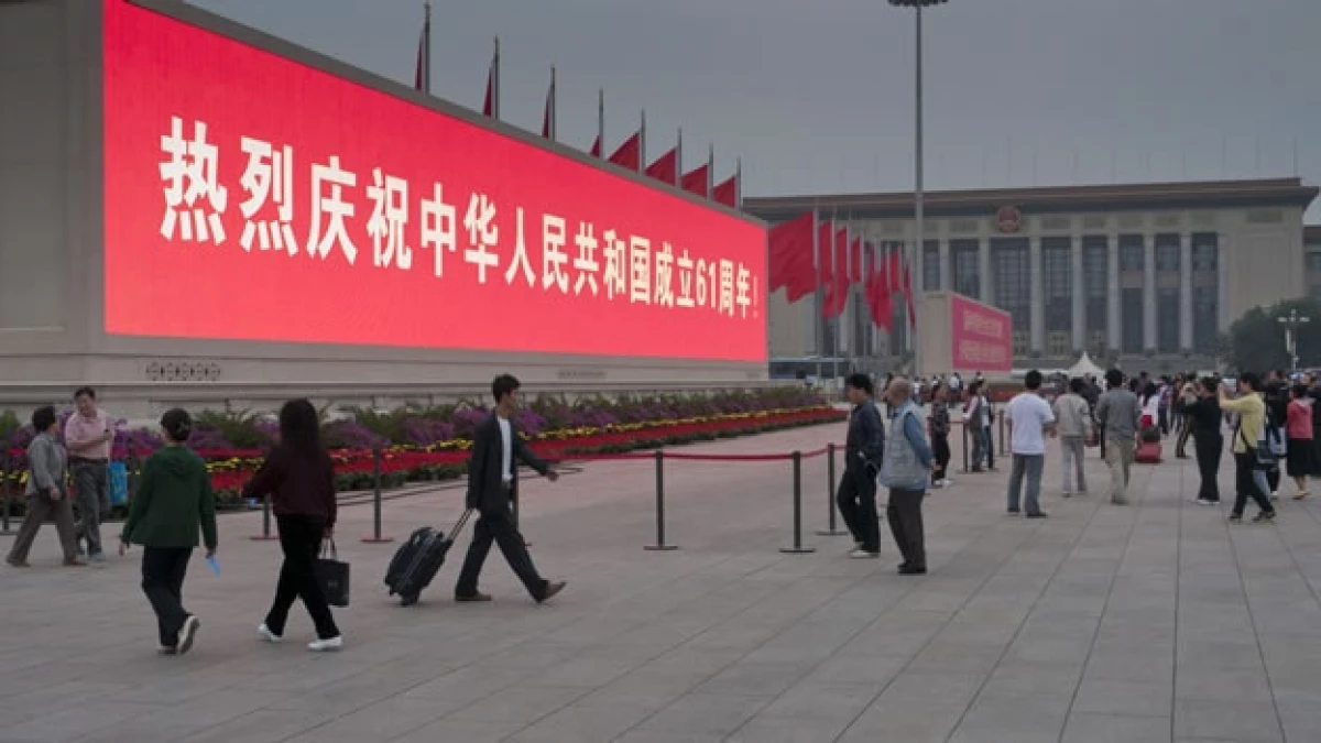Gente caminando por plaza Tiananmen