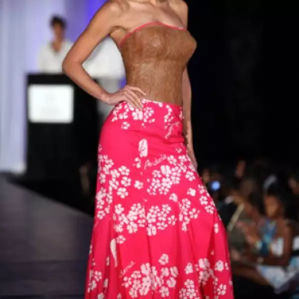 Karen Schwarz, de Perú, en un conjunto de falda larga floreada y un top estraples café señido al cuerpo.