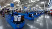 (Interior de una tienda Walmart)