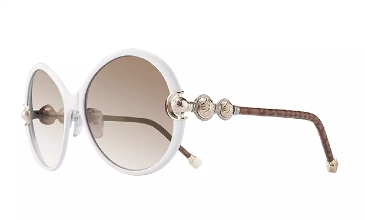 Las piezas están hechas de oro y titanio.