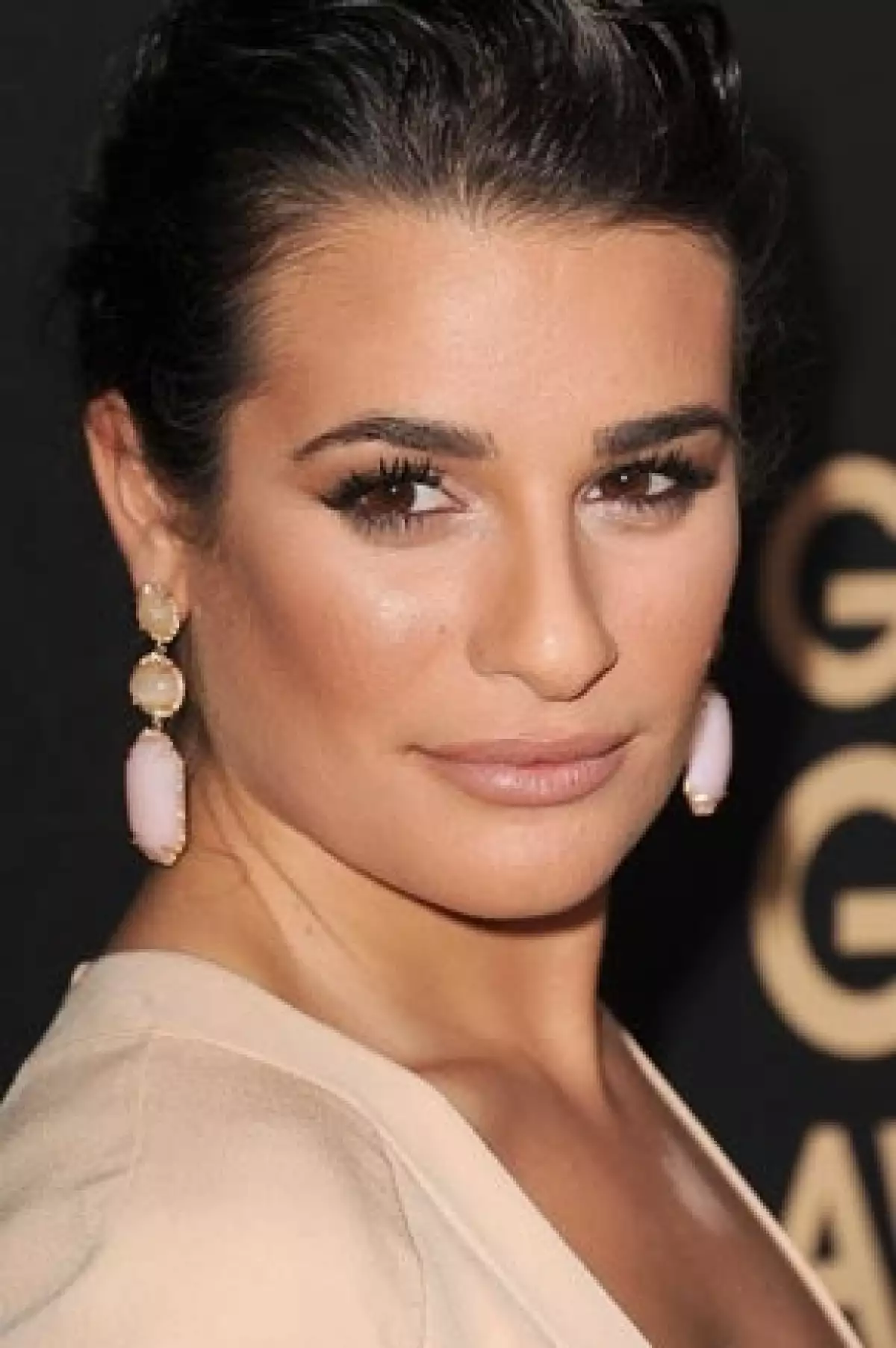 La actriz de Glee acudió este jueves al evento “The Hollywood Foreign Press Association” donde por desgracia se notó que hizo un intento fallido de esconder una imperfección en su pecho.