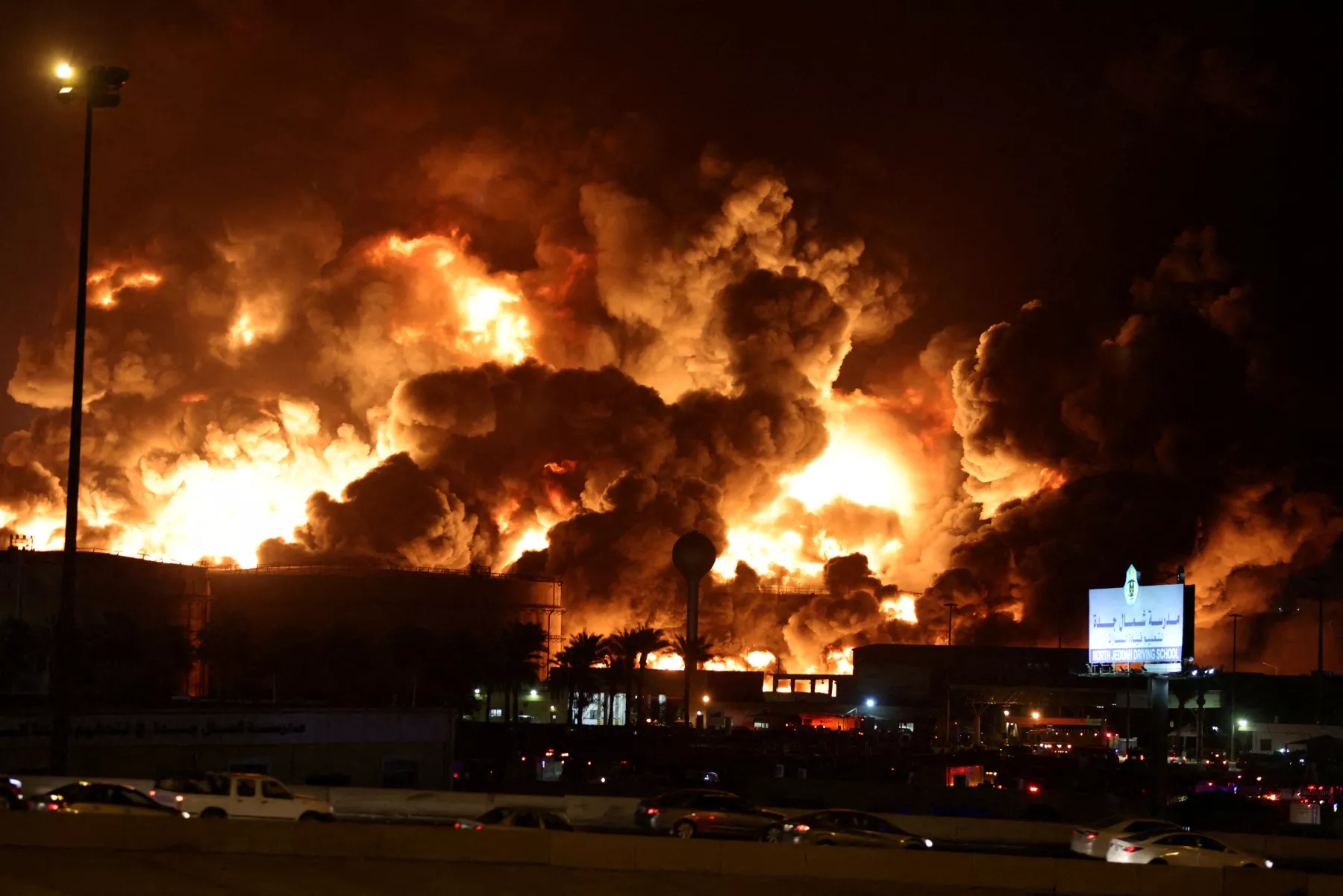 Humo sale de un incendio en una instalación de la petrolera de Aramco en Yeda, Arabia Saudita. 