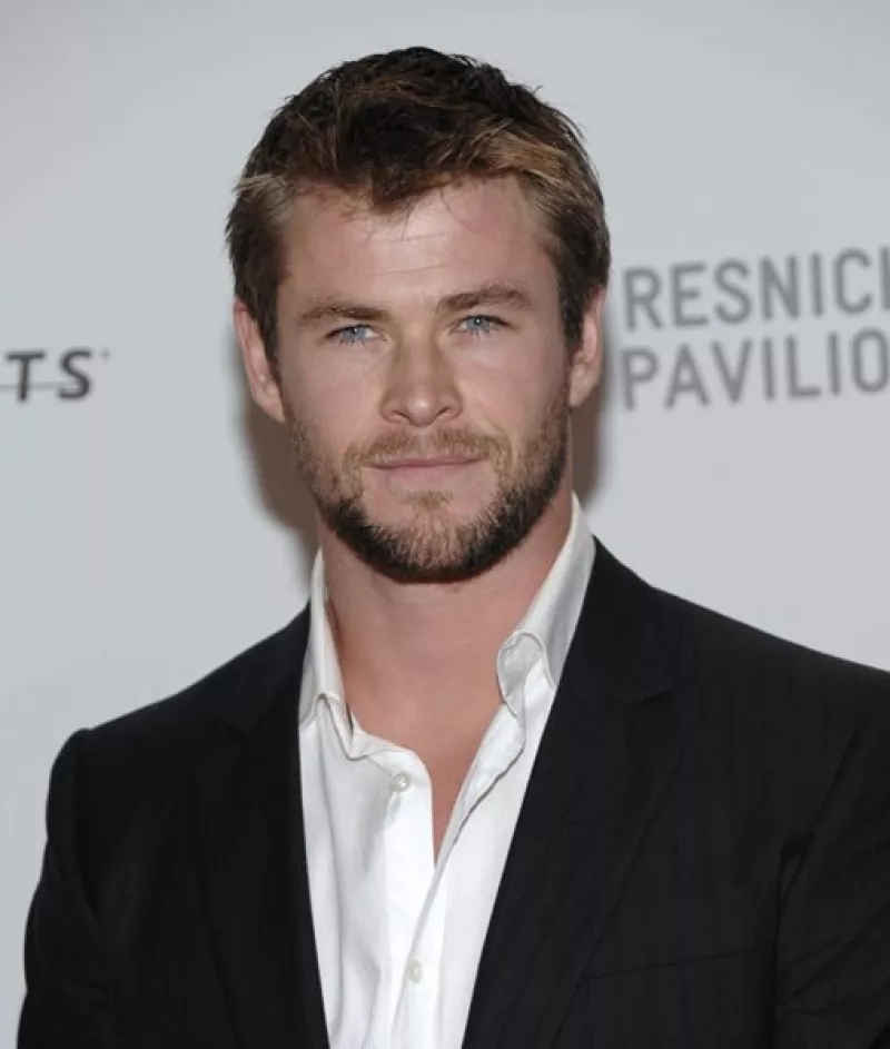 Chris Hemsworth llegó acompañado de Elsa, con quien se dice está de romance.