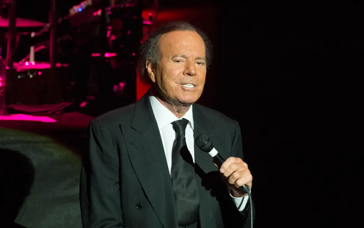 Julio Iglesias enfrenta demanda por agresiones sexuales en España