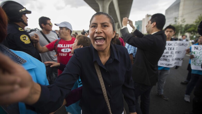 El bloqueo de los manifestantes duró más de cuatro horas en los carriles centrales y laterales de Periférico, una de las arterias viales más importantes de la capital.