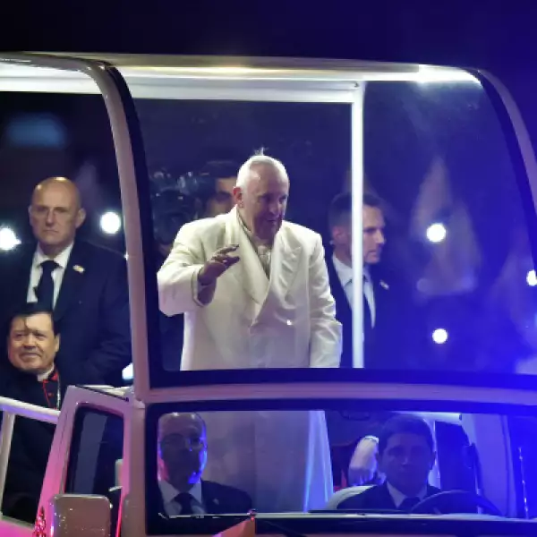 El cardenal mexicano Norberto Rivera acompaña al argentino en el papamóvil.