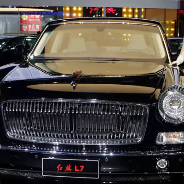 Nissan, Toyota y otros fabricantes usan el Auto Show 2012 para presentar sus sedanes de lujo y camionetas deportivas dirigidas a los compradores chinos. Este es el nuevo modelo de la limosina Hongqi L7.