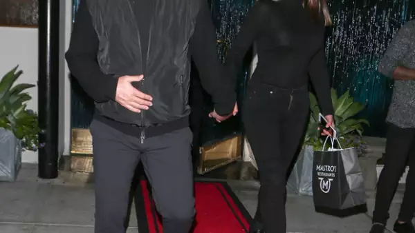El cantante mexicano, que hace unos meses sorprendió con un cambio en su figura, fue captado en Beverly Hills con kilos menos.