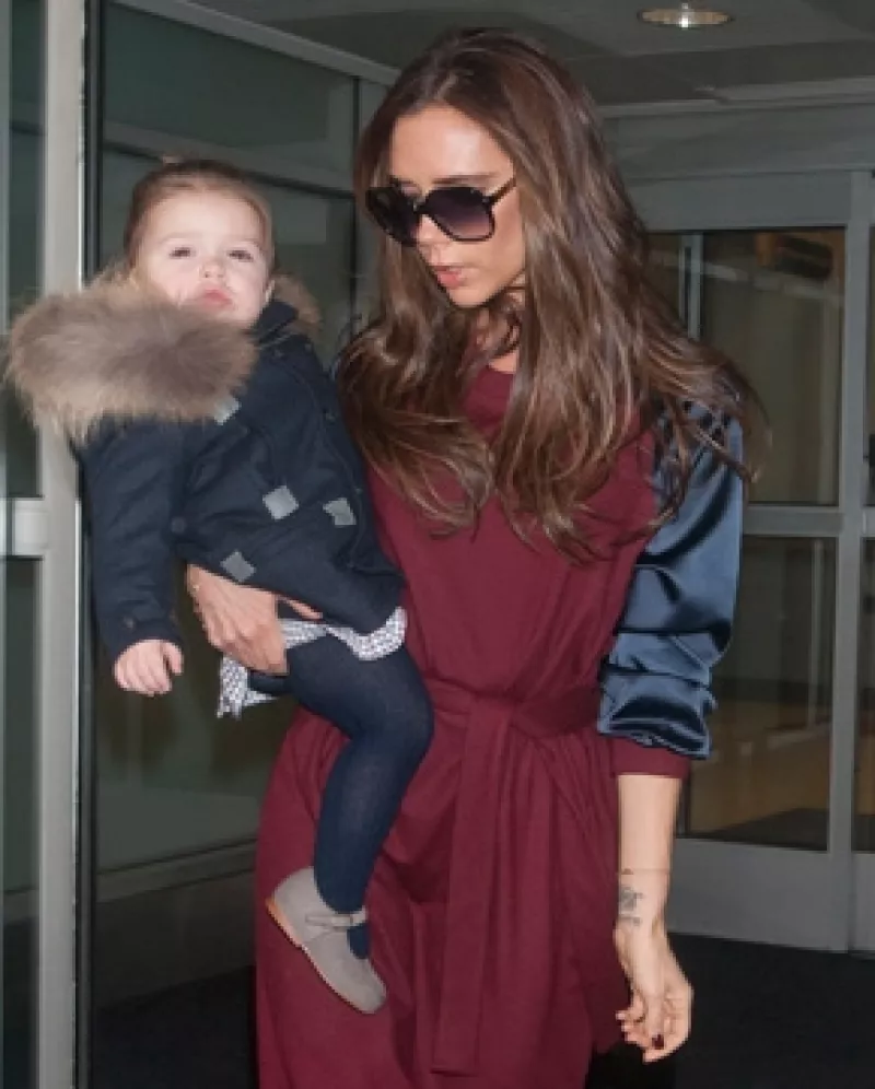 A pesar de que se dijo que la diseñadora `sufriría´ por regresar a dicha ciudad, ella confesó que le gusta realizar diversas actividades con su hija Harper, lo único que no les gusta, la falta de sol.