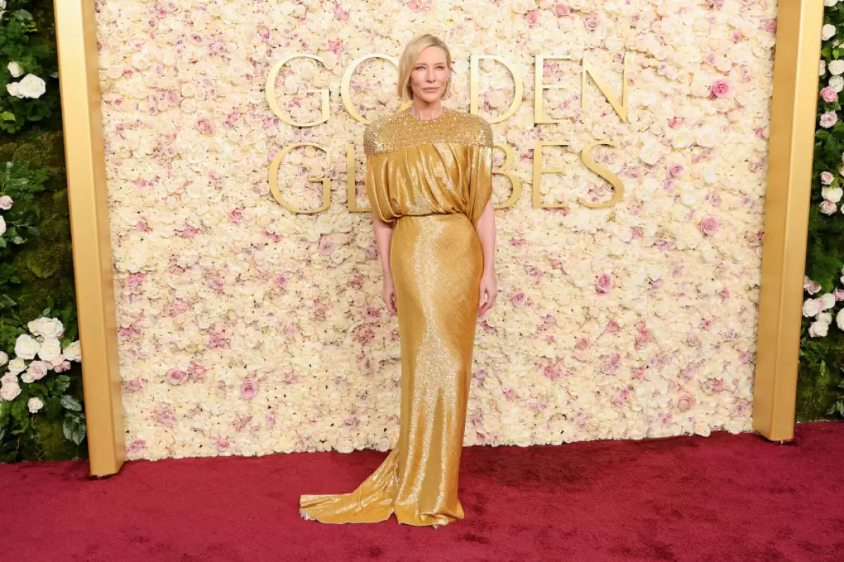 Foto de cate blanchett en la alfombra roja de los Golden globes 2025, con un vestido dorado