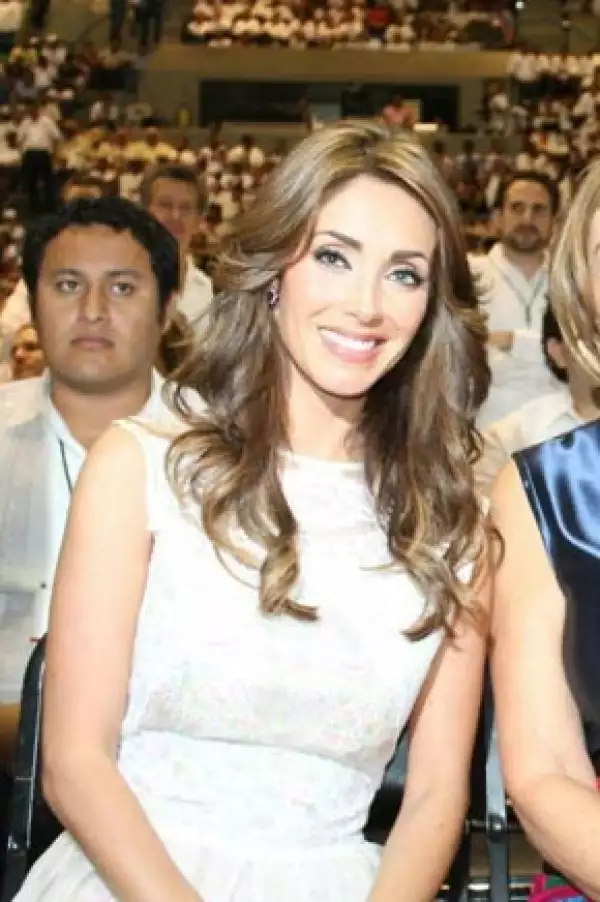 Este fue el look de Anahí durante la toma de posesión de su novio Manuel Velasco. Twitter / @Anahi