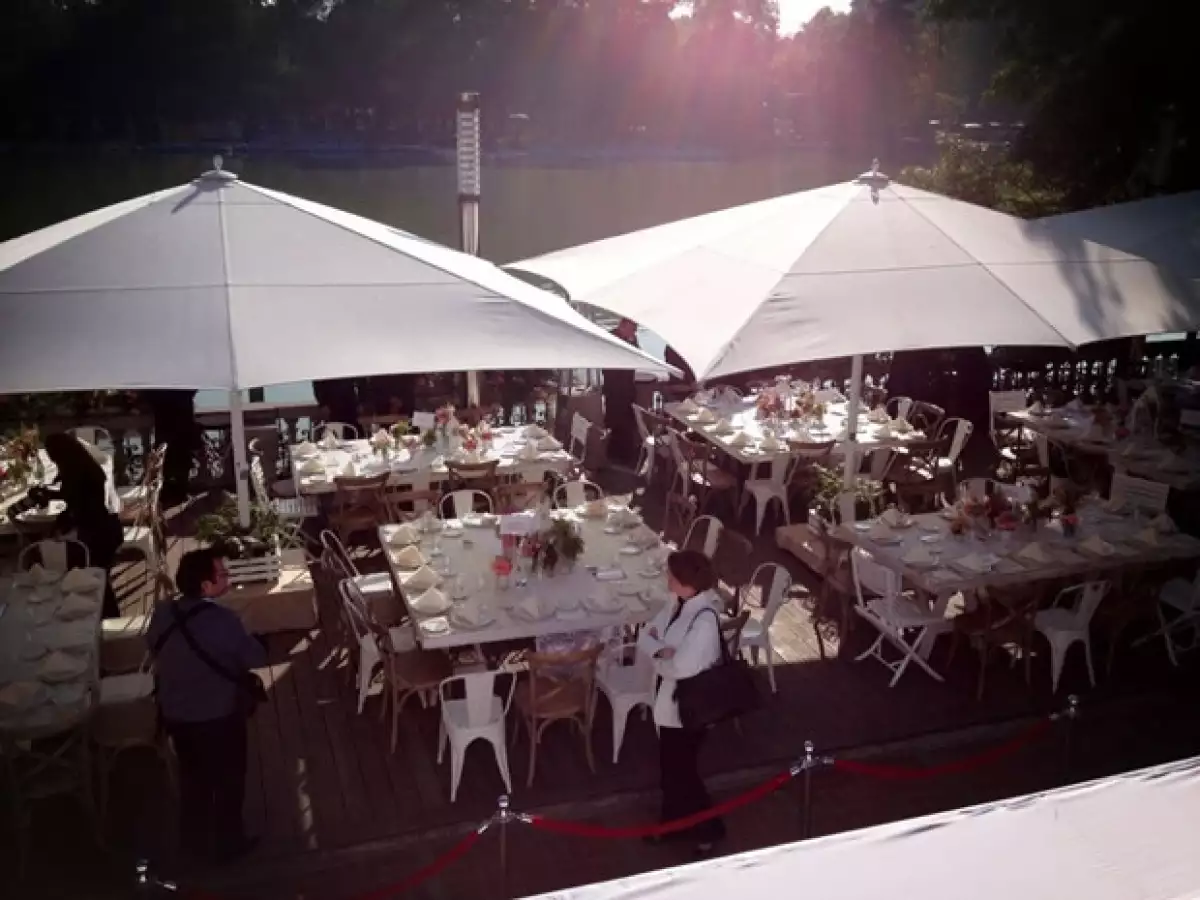 El desayuno se realiza en Casa del Lago.