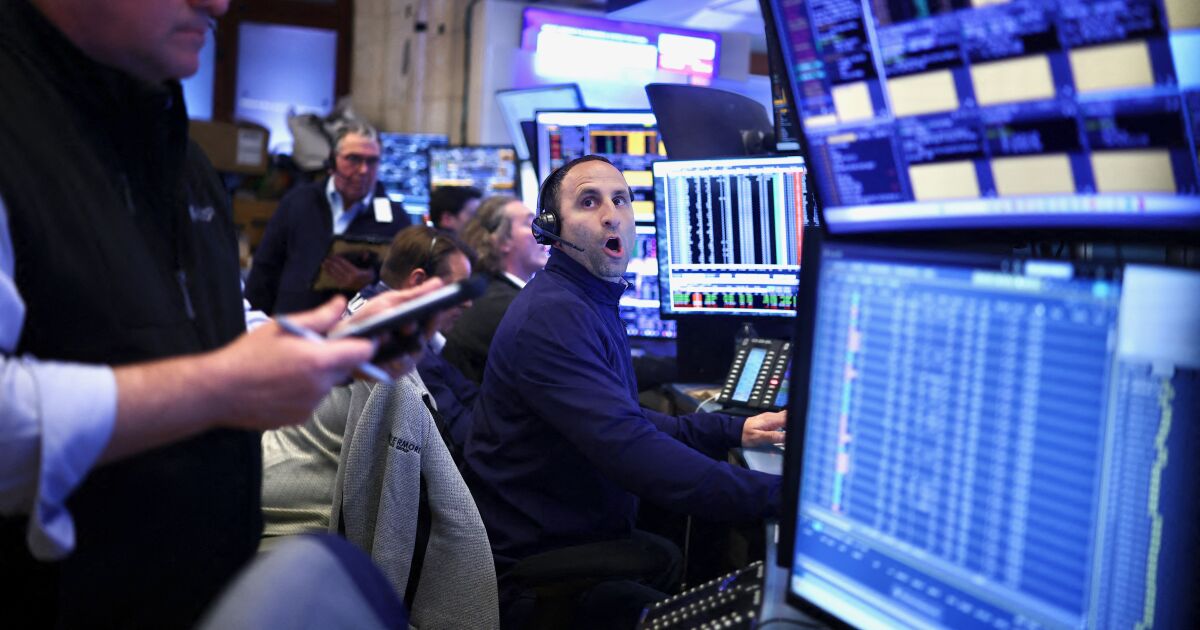 Bolsa Mexicana cae 1.79% por grupos aeroportuarios y Televisa