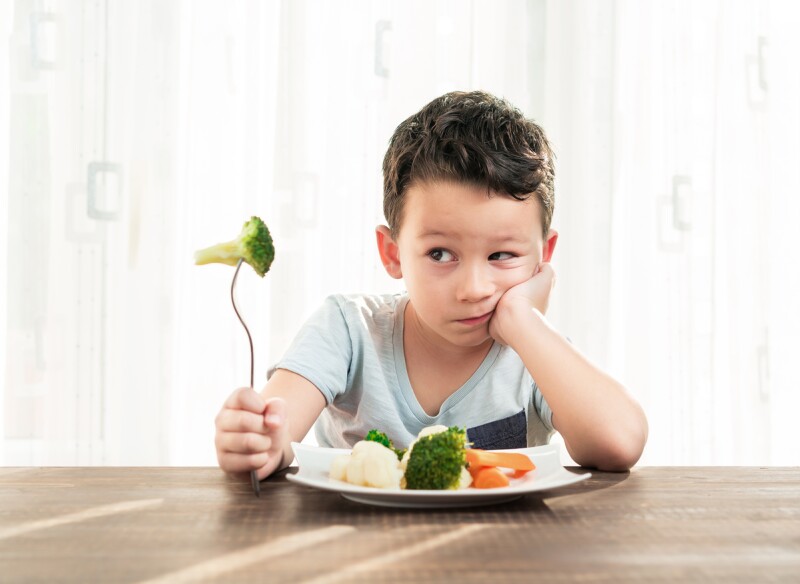 niño y comida saludable