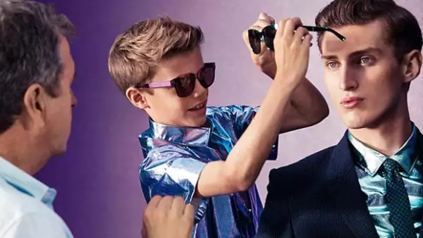 El segundo hijo de David y Victoria Beckham se robó con su simpatía y buen humor a los fotógrafos, modelos y el director creativo de Burberry en la realización de la nueva campaña publicitaria.