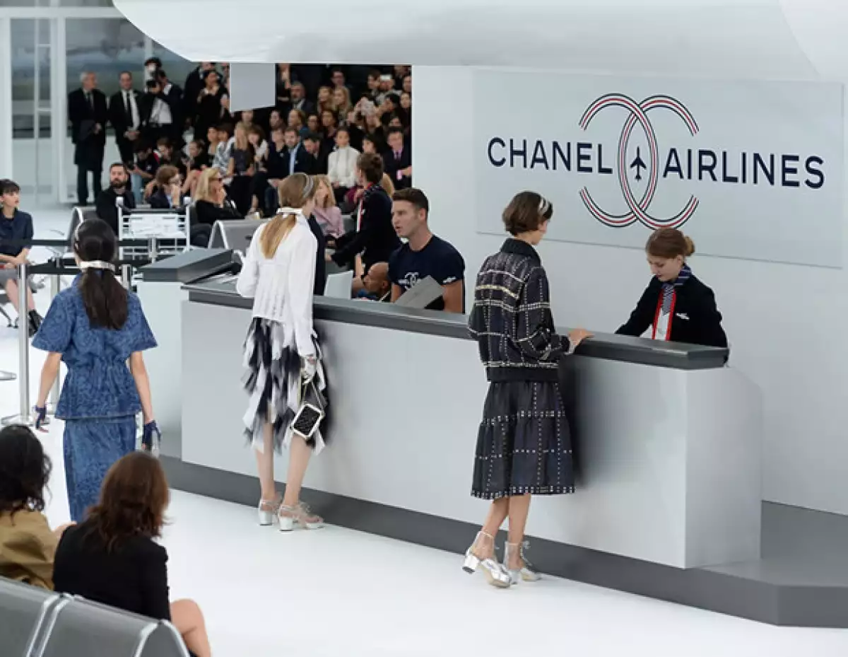 Louis Vuitton nos lleva a Palm Springs y Dior a Cannes, mientras que Chanel convirtió el Grand Palais en el cacino y el aeropuerto más chic de la historia. Conoce los mejores desfiles de 2015.