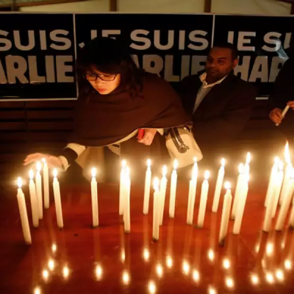 Encencieron veladoras por las víctimas.