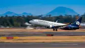 Avión de Aeromexico despegando desde las pistas de un aeropuerto. La empresa abrirá nuevas rutas hacia el Caribe y Bahamas.