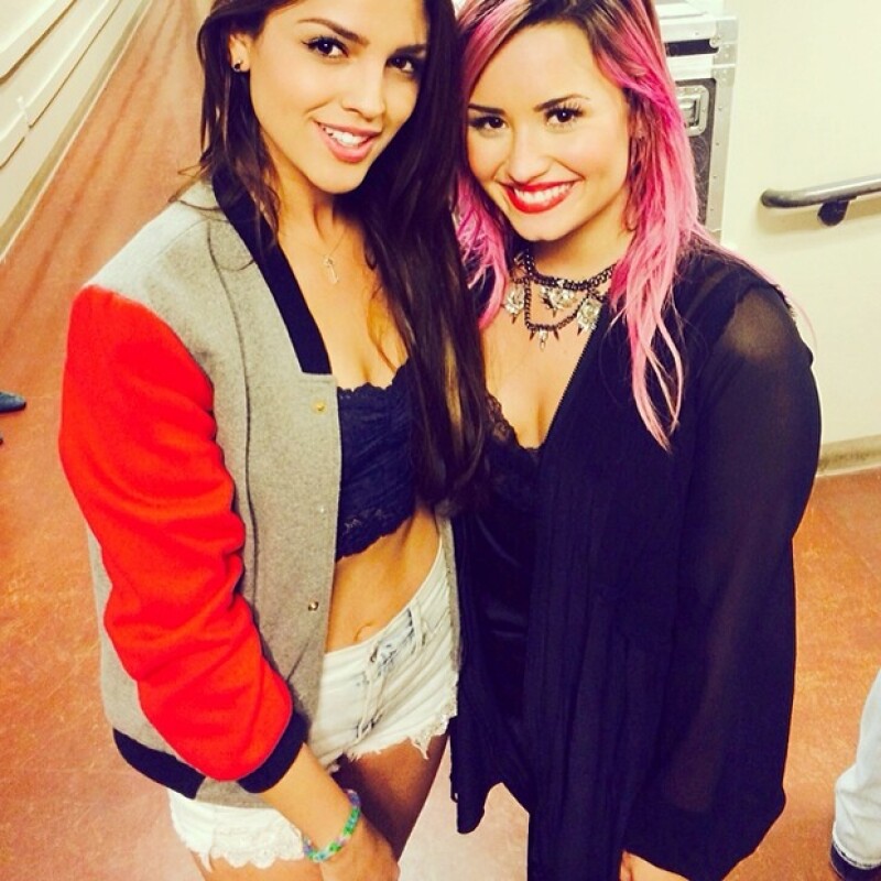 La actriz posó para la foto del recuerdo junto a Demi Lovato.