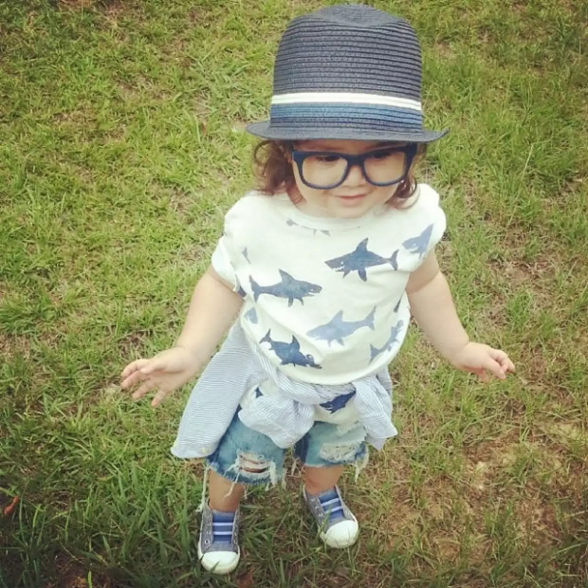 Mitzi es la encargada de vestir a su hijo, quien parece disfrutar de cada uno de sus looks.