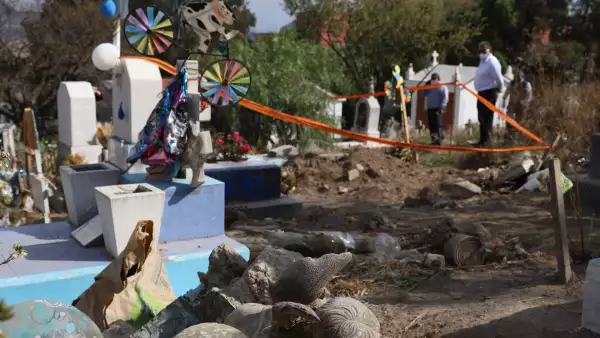 Cerco de seguridad en el panteón de San Nicolás Tolentino en la alcaldía Iztapalapa por el caso un bebé encontrado sin vida en el penal de San Miguel, en la ciudad de Puebla y que se ha confirmado fue exhumado de este cementerio.