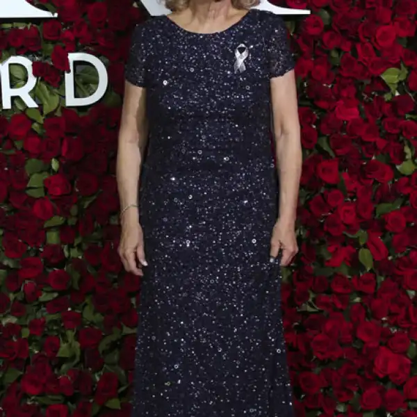 Carole King brillo en un vestido azul marino con lentejuelas de Adrianna Papell.