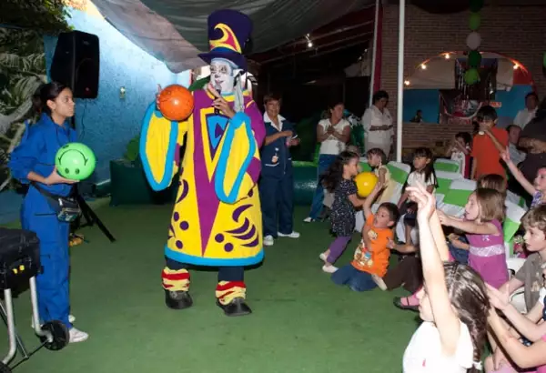 Además de los juegos que había en el salón de fiestas, Nicolás y sus invitados disfrutaron de un payaso.