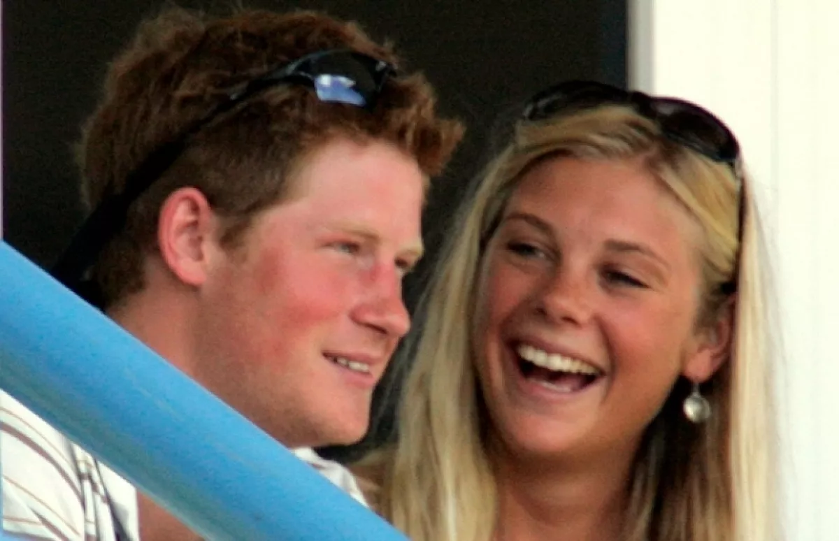 Chelsy Davy, quien fuera pareja del hermano menor del Príncipe Guillermo por varios años, fue invitada a la boda de de éste con Kate Middleton.