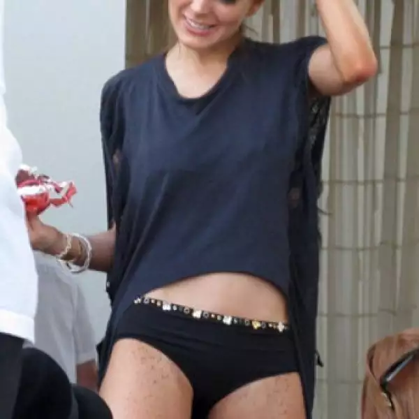 Además, la bella pelirroja, cuyo comportamiento no ha sido estable desde que terminó su relación la DJ Samantha Ronson, aprovechó para lanzar ahí su línea de bronceadores.