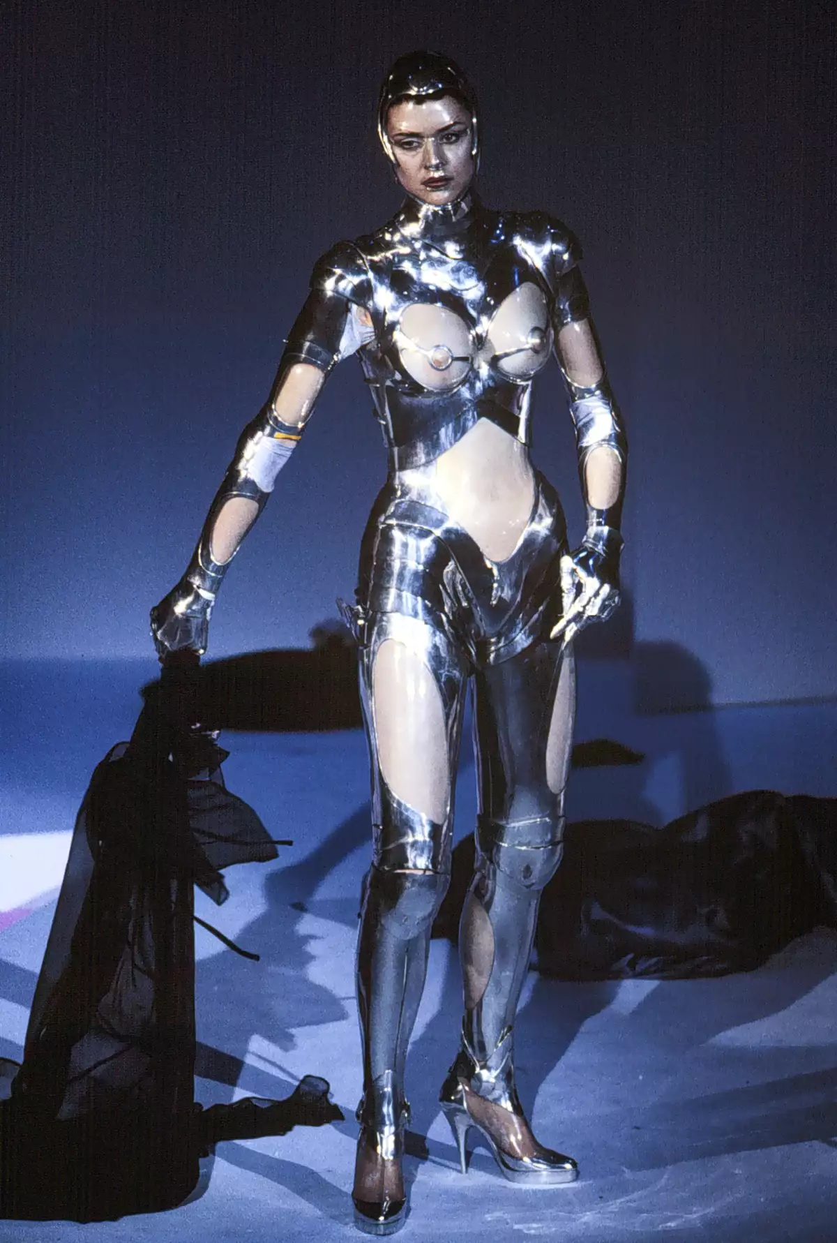 Thierry Mugler Ready to Wear Fall/Winter 1995-1996 durante Paris Fashion Week. 