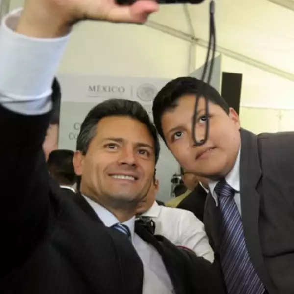 selfie de peña nieto con un niño