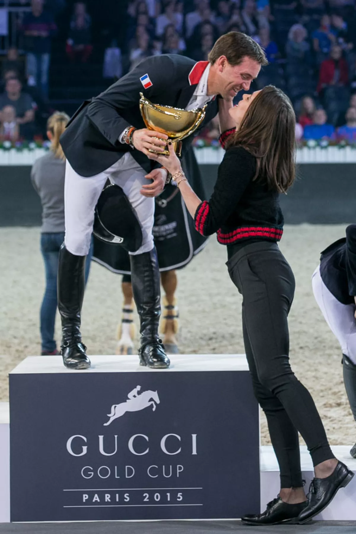 Carlota entregó la copa al ganador del torneo en París.