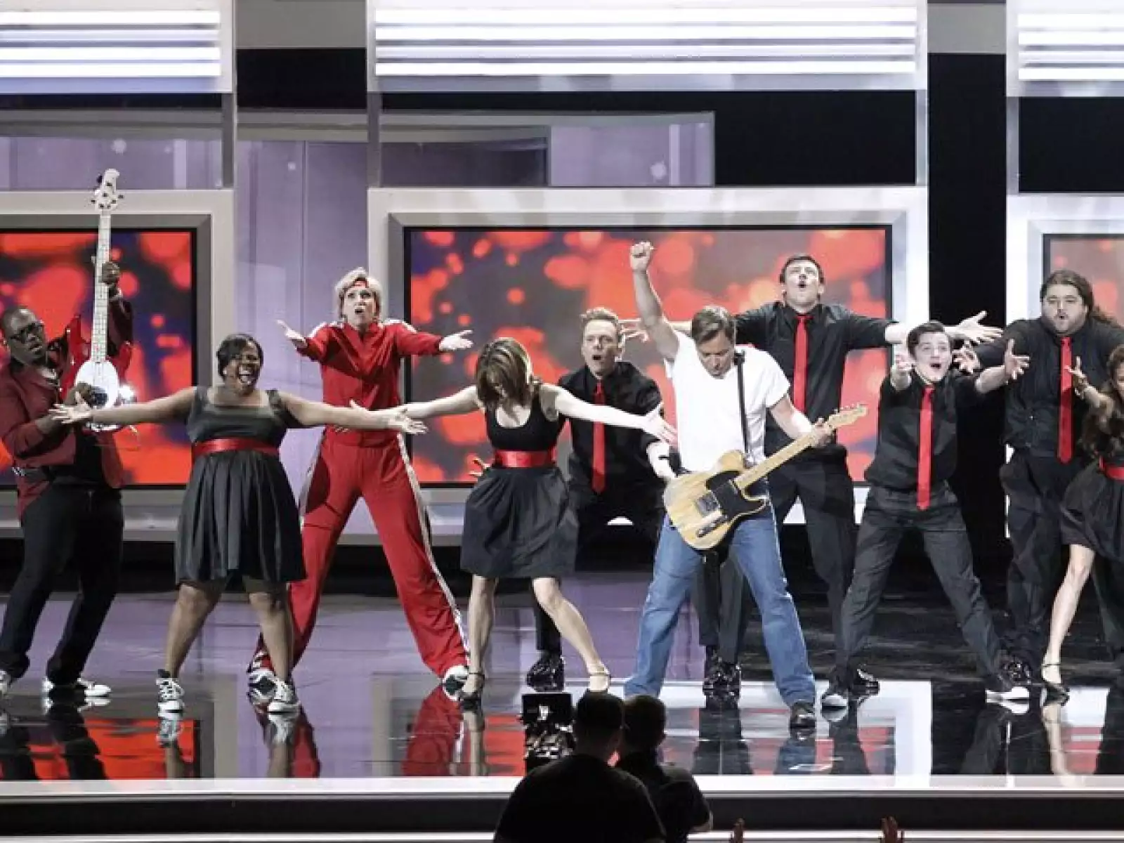 El número de apertura fue de lo más divertido encabezada po Jimmy Fallon y acompañado de Randy Jackson y Rina Fey entre otros.