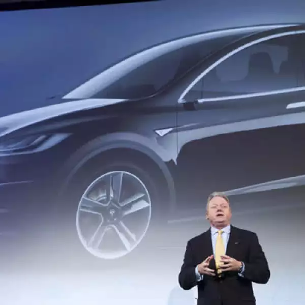 Joseph taylor, CEO de Panasonic para Norteamérica, habla frente a una imagen del Tesla, un auto eléctrico. La firma y Tesla están asociados con Gigafactory, fabricante de baterías.