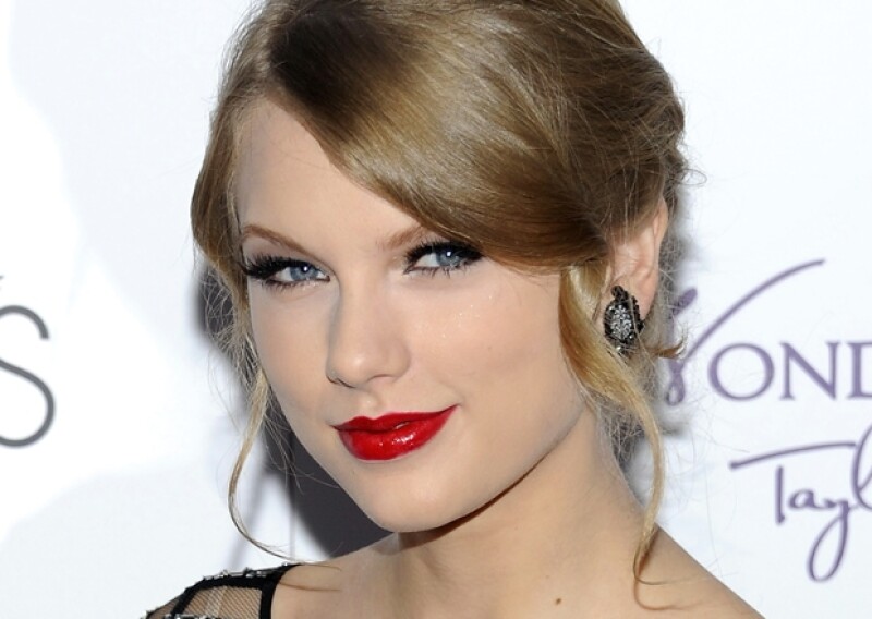 Taylor Swift es la experta en labios rojos y sabe que del resto de la cara sólo hay que enfatizar las pestañas.