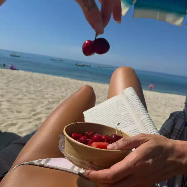 Luna de miel de Dua Lipa y Callum Turner en el sur de Italia