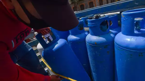 Vendedor de tanques de gas. El precio del gas LP del 15 al 21 de agosto varía en los estados.