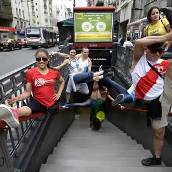 demostracion de pole dance en el metro