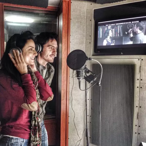 Aislinn y Mauricio combinan amor y trabajo, pues pronto estrenan la película donde se enamoraron.