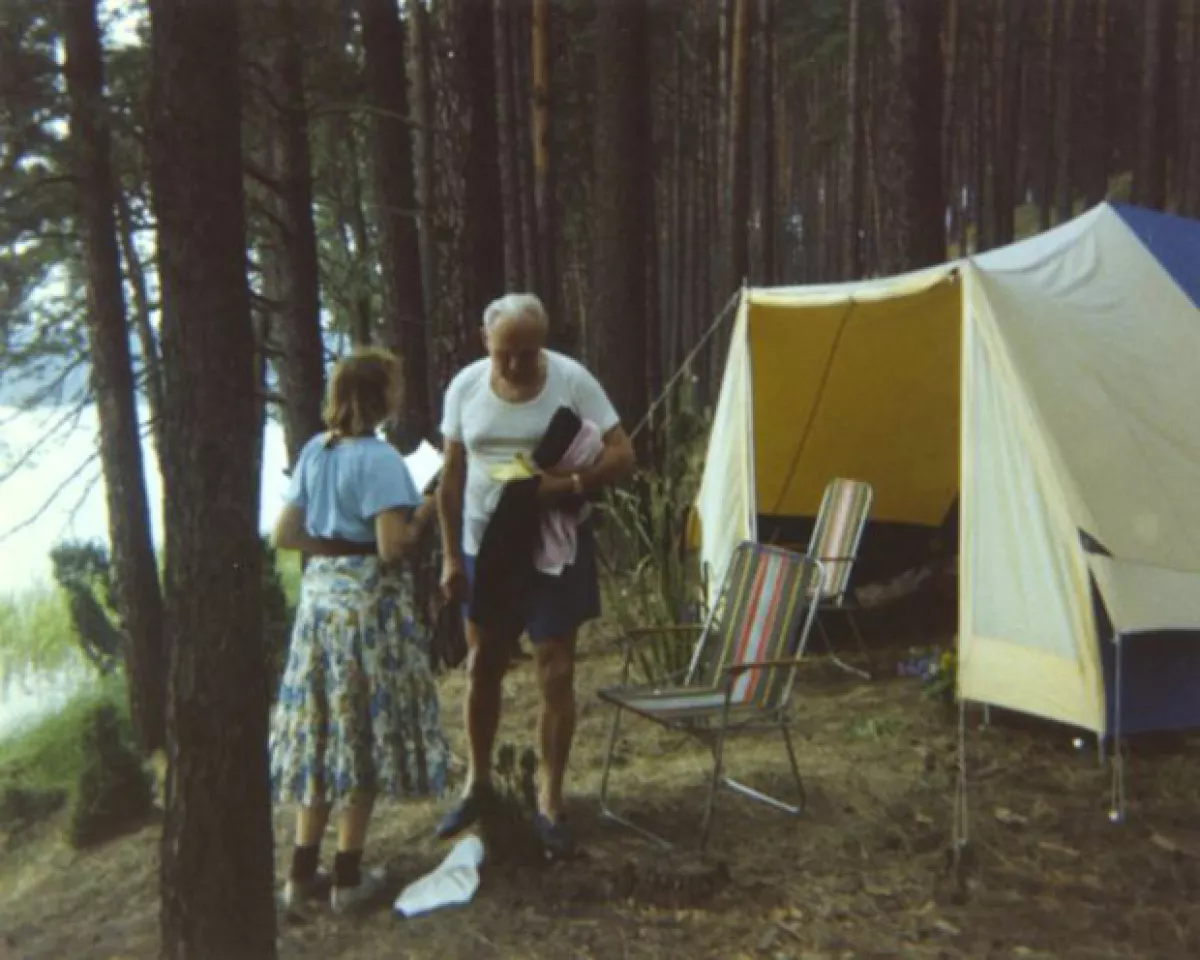Teresa y el cardenal Karol Wojtyl acampando en 1978.