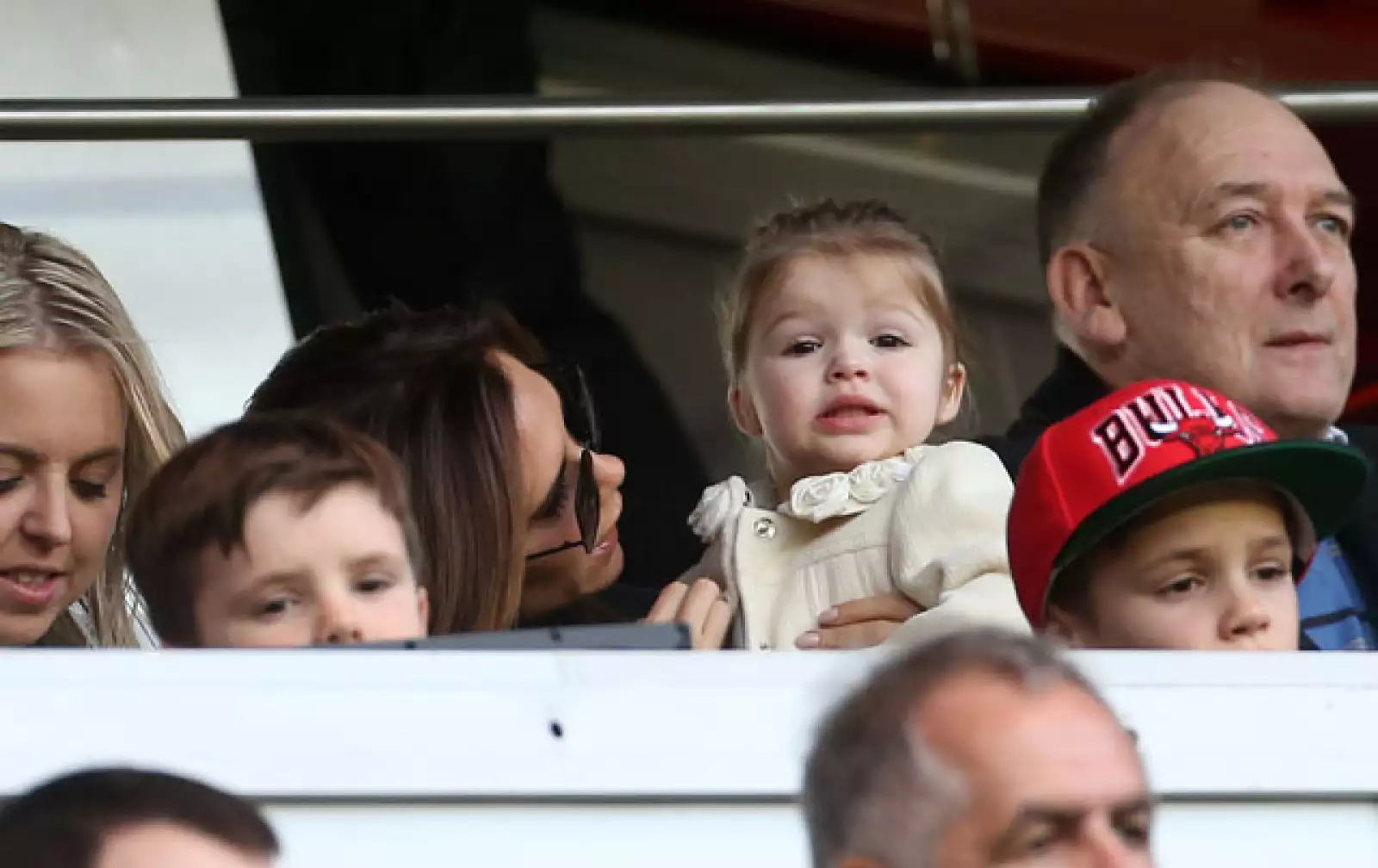 La pequeña Harper no podía quedarse atrás y pese a su corta edad, parecía interesarle lo que sucedía en la cancha.