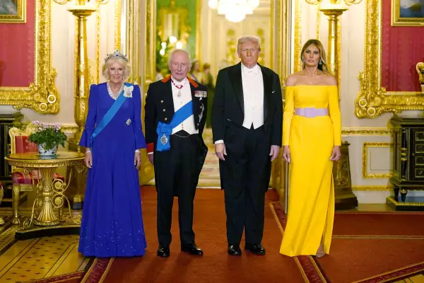 El rey Carlos, el presidente estadounidense Donald Trump, la reina Camilla y la primera dama Melania Trump posan durante la visita de estado del presidente estadounidense Donald Trump, en el castillo de Windsor, en Windsor, Gran Bretaña, el 17 de septiembre de 2025.