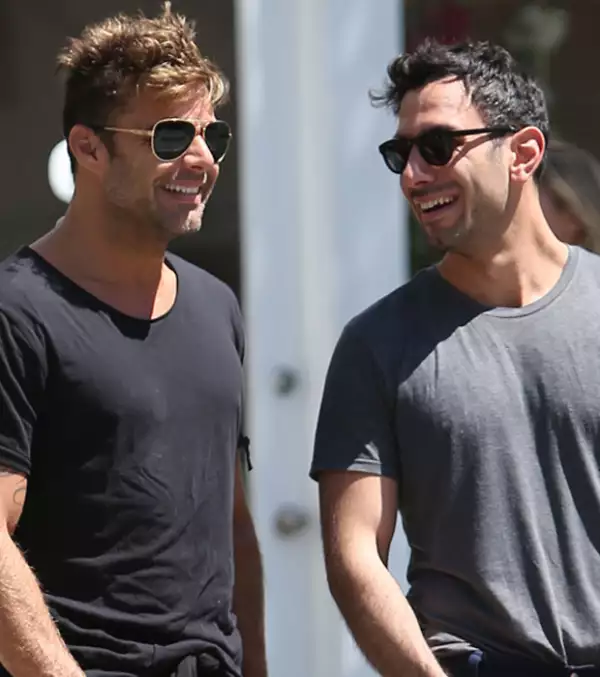 Los dos artistas fueron fotografiados muy sonrientes.