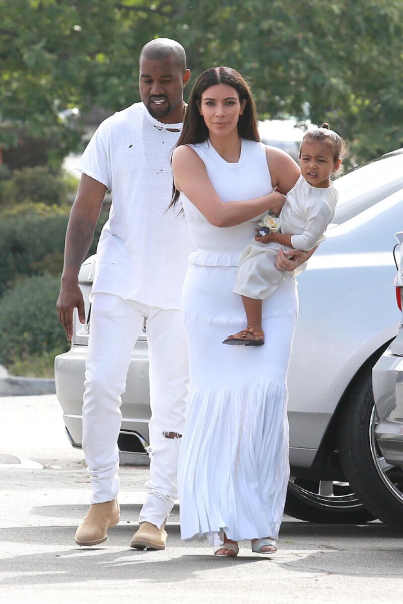 Kim Kardashian y Kanye West vistieron de blanco para asistir a misa de Pascua junto con su hija North y el resto de los Kardashian.