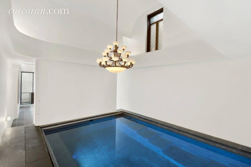 Una piscina dentro de la casa.