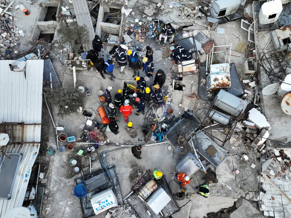 Rescatistas tratan de liberar a un niño atrapado bajo los escombros, después del mortal terremoto en Hatay, Turquía. 