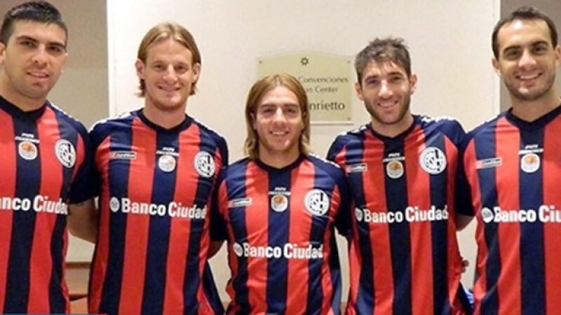 Los Jugadores Del San Lorenzo Rinden Tributo Al Papa En Su Uniforme