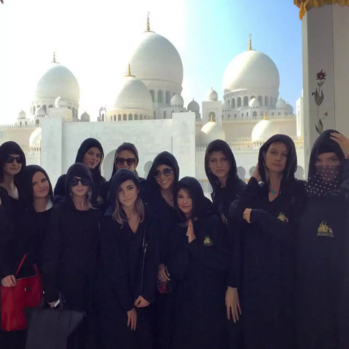 La cantante y la modelo, que se creía ya no eran amigas, viajaron a los Emiratos Árabes Unidos, donde muy probablemente recibirán el 2015 derrochando estilo y glamour.