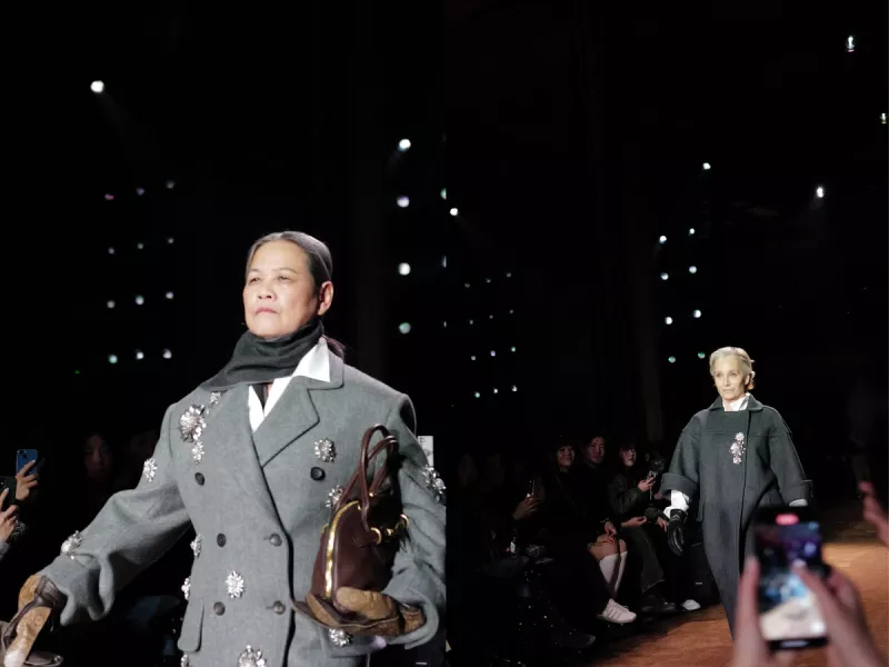 Miu Miu vuelve a cambiar las reglas de las faldas y de la edad