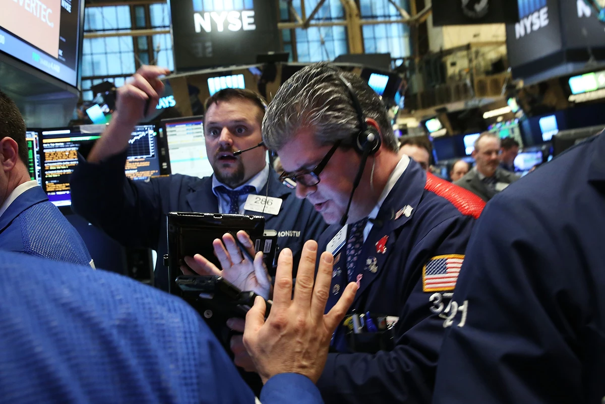 El Dow Jones pierde 0.63% a 17,604 unidades.